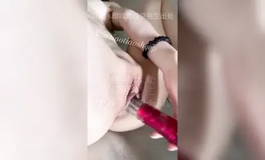 【跳跳羊】昨天酒店才拍摄完，喊着逼疼要休息，晚上就做上春梦被插被口爆，起床淫水直流，大中午勾引老公自慰喷水