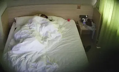 Khách sạn an ninh mới nhất bị rò rỉ trong tháng 7_Camera HD bí mật quay cảnh một anh chàng lực lưỡng và một cô gái giàu có, vóc dáng mảnh khảnh mở cửa phòng để quan hệ tình dục. Tuy số lần quan hệ tình dục rất nhiều, nhưng đáng tiếc là mỗi lần đều rất ngắn.