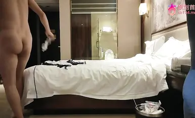 วันนี้ฉันนัดกับสาวคนหนึ่งที่เพิ่งเริ่มต้นอาชีพ เธอยังไม่มีประสบการณ์ในวงการนี้มากนัก เธอนำชุดยูนิฟอร์มมาเองและคอยดูฉันฝึกท่าต่างๆ ให้เธอ