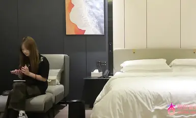 오늘 몸매 좋은 예쁜 여자랑 약속을 잡았어요. 수줍음이 많고 말투도 부드러워요. 심지어 제 여동생이 가운데서 사정을 하게 만들기도 했고요. 수줍은 여동생은 손으로 입을 가리고 화장실로 달려갔어요.