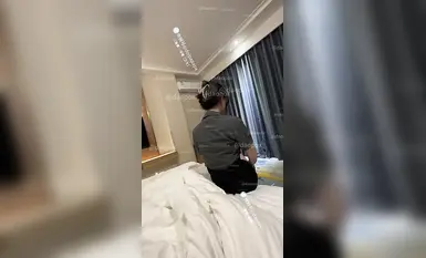 7月最新【16号女主】05年医院配药科实习女大学生，约到酒店白色套装加灰色套装红边黑色。