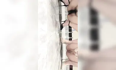 Dalam mengejar keterujaan, bertiga dengan adik-beradik cantik di tandas awam