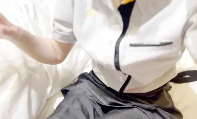 Thủ dâm và xuất tinh vào trong âm đạo cho cô bạn gái tuổi teen đang làm việc tại McDonald's.