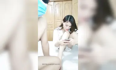 Dua perempuan murahan bergilir-gilir melayani protagonis lelaki, salah seorang daripada mereka menolak pantatnya dari belakang (3)