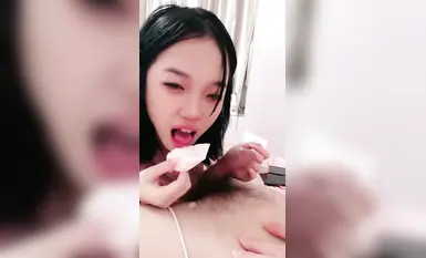 大学生福利姬主播平时在学校里装乖巧，跑到附近小宾馆就脱光衣服，颜值身材超棒的小妹妹故意把那对巨乳往前挺(4)