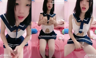 大學生福利姬主播平時在學校里裝乖巧，跑到附近小賓館就脫光衣服，顏值身材超棒的小妹妹故意把那對巨乳往前挺 (4)