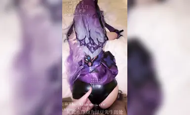 8月3日最新《黑天鵝》沒時間脫下黑天鵝 Coser的褲子第一時間掰開插入肥臀瘋狂震撼到她止不住大叫