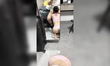 極品學生妹紮起雙馬尾化身小蘿莉，討好男人穿著空姐制服黑絲高跟鞋，主動深喉被插到干嘔