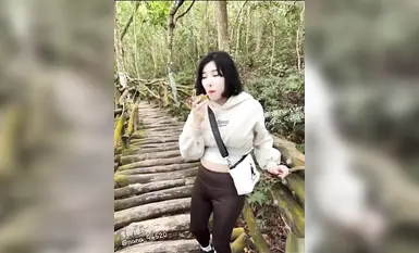 Si Li Nana, isang busty girl, ay nakasuot ng yoga pants at pinilit na gumawa ng mga kahiya-hiyang bagay ng isang lalaki habang naglalakad sa labas.