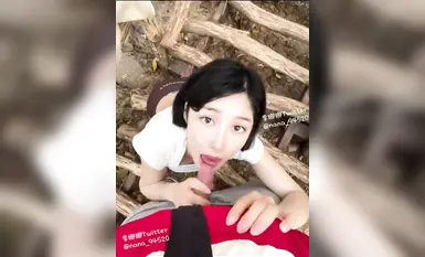 Si Li Nana, isang busty girl, ay nakasuot ng yoga pants at pinilit na gumawa ng mga kahiya-hiyang bagay ng isang lalaki habang naglalakad sa labas.