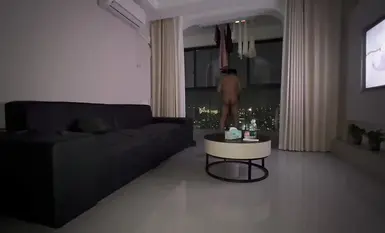 สวัสดิการล่าสุดที่คุณคิวได้รับในเดือนสิงหาคมคือการมีเพศสัมพันธ์กับหญิงสาวสวยคนหนึ่งและพาเธอกลับบ้าน ชุดเลขา OL ถูกใช้เพื่อแสดงการบังคับมีเพศสัมพันธ์หลายครั้ง ถุงน่องของหญิงสาวขาดและยัดอวัยวะเพศเข้าไปในปากของเธอ ชุดที่สองของห้องสมุดโยคะฟิตเนสคือการขี่โซฟา 