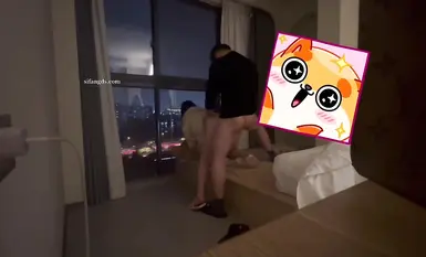 Q先森 8月最新付費福利 約啪極品少婦帶回家中，OL秘書裝小劇情演繹強上系列，撕破少婦的絲襪強行把雞巴塞入嘴裡，第二套健身瑜伽庫系列沙發騎乘，換上吊帶後入第一視角！ (4)