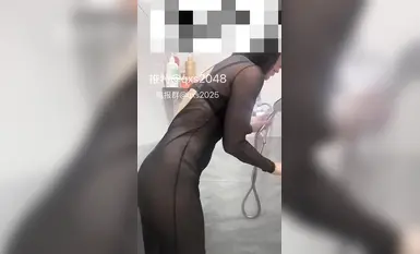 Phúc lợi mới nhất của ông Q trong tháng Tám là quan hệ tình dục với một cô gái trẻ xinh đẹp và đưa cô ấy về nhà. Váy thư ký OL được sử dụng để thực hiện một loạt các cảnh cưỡng bức tình dục. Tất của cô gái trẻ bị rách và dương vật bị nhét vào miệng cô. Tập thứ hai của loạt phim thư viện yoga thể dục là cảnh ngồi trên ghế sofa. Sau khi mặc dây đeo quần, góc nhìn thứ nhất được đưa vào! (6)