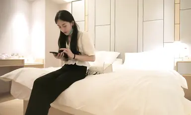 【小宝寻花】深夜场，约炮笑起来很甜美的妹子，身材极品大长腿，舌吻互摸调情，镜头前口交舔屌掰穴，骑乘抬腿侧入大力猛操