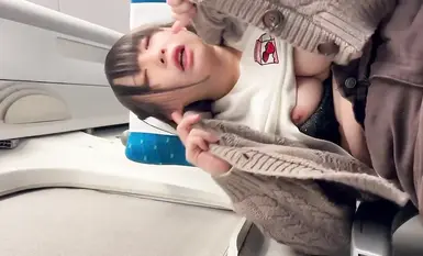 電車でキョロキョロしながら露出＆手突っ込んでオナニー