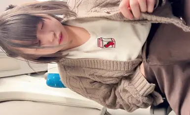 電車でキョロキョロしながら露出＆手突っ込んでオナニー