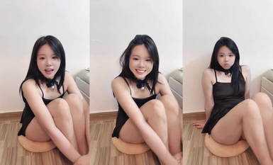 The best high-value beauty anchor live broadcast in the paid room, showing her face, white tiger, hairless props, masturbation welfare outflow (11)