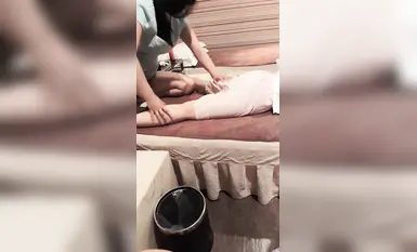 蜜蜜蜜蜜桃姐妹按摩店勾搭男技师全裸SPA推油啪啪(1)