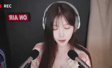大尺度擦邊ASMR女神【yoonying】巨乳淫語劇情誘惑 (4)