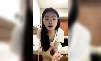 Nữ sinh ngây thơ [Kunkuntu] khoe đạo cụ trong ký túc xá và thủ dâm điên cuồng với chất nhờn trắng và run rẩy! (2)