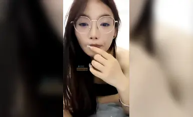 Nữ sinh ngây thơ [Kunkuntu] khoe đạo cụ trong ký túc xá và thủ dâm điên cuồng với chất nhờn trắng và run rẩy! (2)