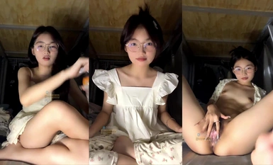 Ipinakita ng inosenteng schoolgirl [Kunkuntu] ang kanyang props sa dormitoryo at nagsasalsal ng ligaw na may nanginginig at puting katas na umaagos! (4)