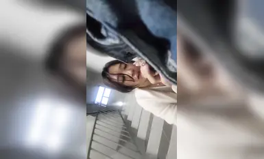 한국인 삼촌이 한국인 에스코트 걸의 구강 성교 장면을 몰래 촬영했다. 어린 소녀의 구강 기술은 최고였고, 정액이 터지는 순간은 잊을 수 없었다(2)