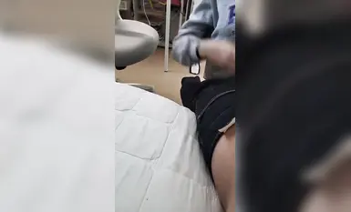 韩国大叔清纯美少女和大叔激情啪啪，美妙的酮体鲜嫩白虎，激勾G点_赤裸爆操输出_口爆小嘴(1)