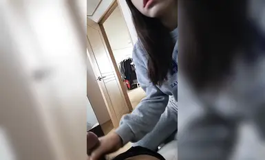 韩国大叔清纯美少女和大叔激情啪啪，美妙的酮体鲜嫩白虎，激勾G点_赤裸爆操输出_口爆小嘴(2)