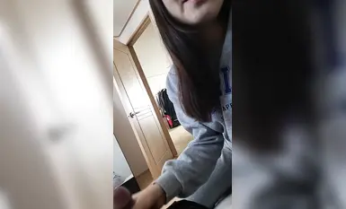 韩国大叔清纯美少女和大叔激情啪啪，美妙的酮体鲜嫩白虎，激勾G点_赤裸爆操输出_口爆小嘴(2)