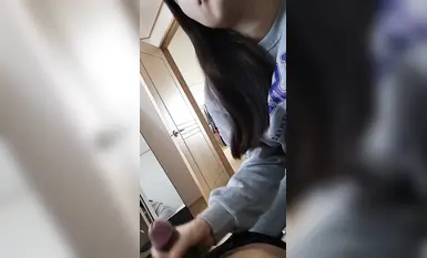 韩国大叔清纯美少女和大叔激情啪啪，美妙的酮体鲜嫩白虎，激勾G点_赤裸爆操输出_口爆小嘴(2)