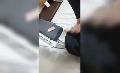 韩国大叔清纯美少女和大叔激情啪啪，美妙的酮体鲜嫩白虎，激勾G点_赤裸爆操输出_口爆小嘴(5)