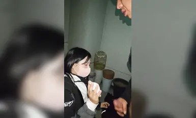 韓國大叔的口交天堂之旅：嫩口韓國高中生的甜蜜誘惑，激情口交打飛機的極致體驗 (6)