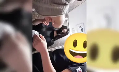 韩国大叔车上楼道天台口交秘境：清纯学生妹的热情一吻，揭露空间里的激情狂潮(8)