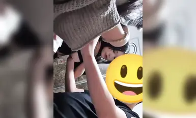 韩国大叔车上楼道天台口交秘境：清纯学生妹的热情一吻，揭露空间里的激情狂潮(8)