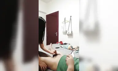 颜值不错的丝袜露脸人妻【上篇】跟小哥在家激情啪啪，让小哥舔逼69口交大鸡巴，从床上草到浴室，揉奶玩逼淫声荡语_