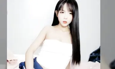 寬敞的床上鋪著潔白的被單，上面躺著一個穿著白色校服裙的美麗少女。她長著一頭烏黑的長發，身材修長窈窕，胸前豐滿的雙峰隨著呼吸起伏 (1)