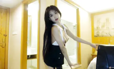 宽敞的床上铺着洁白的被单，上面躺着一个穿着白色校服裙的美丽少女。她长着一头乌黑的长发，身材修长窈窕，胸前丰满的双峰随着呼吸起伏(2)