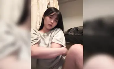 [Erotic Live Chat] Isang magandang babae na may SSS-class na hitsura at tinatayang D-cup na suso ang dumating! Ibinulong niya ang kanyang mga damit para malantad ang kanyang mga suso at saka ang kanyang itim na panty lang ang iiwan! Sa dulo, inilapit niya