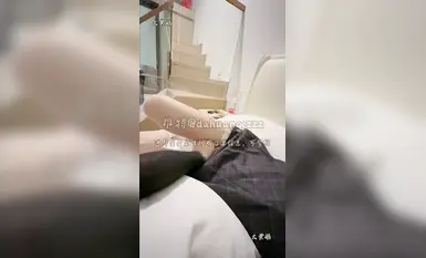 大黃鵝 藝考行業從業者，專挑女大學生，妹妹暑假沒回家，有點害羞，先小小探究一下她的bb，無套啪啪