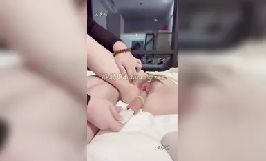 大黃鵝 藝考行業從業者，專挑女大學生，妹妹暑假沒回家，有點害羞，先小小探究一下她的bb，無套啪啪