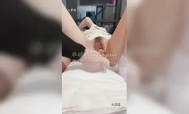 大黃鵝 藝考行業從業者，專挑女大學生，妹妹暑假沒回家，有點害羞，先小小探究一下她的bb，無套啪啪