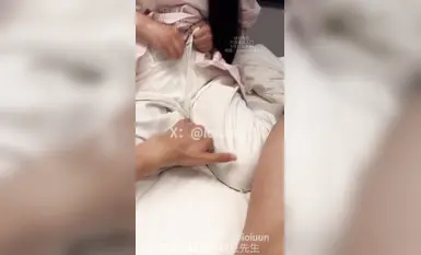 超人不會飛8月17日最新 《超嫩女大》帶她玩完回到酒店後，妹子迫不及待的解開褲子直接騎上來了，後入柳腰嫩臀。