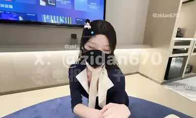 紫蛋8月20日最新【头等舱的贵宾服务】黑丝空乘嫩逼为老板提供性服务，大长腿足交、口交，后入肥臀。