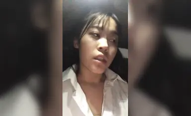 Gadis sekolah berwajah tinggi berbogel di luar rumah, menyanyi, makan, bilik fitting, tempat letak kereta dan melancap di dalam kereta (6)