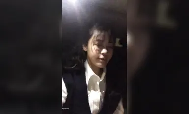 นักเรียนสาวหน้าตาดีเปลือยกายกลางแจ้ง ร้องเพลง กินอาหาร ห้องลองเสื้อ ลานจอดรถ และสำเร็จความใคร่ในรถ (6)