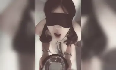 음란한 년이 소변을 마신다