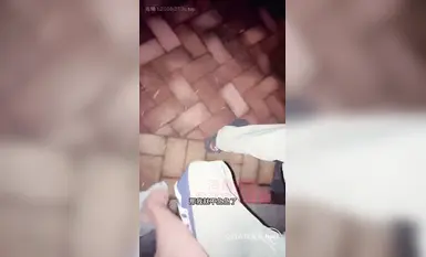 意淫自己妹妹-校园内石凳上，抱着被保安看见的风险疯狂与妹妹做爱