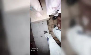 意淫自己妹妹-校园内石凳上，抱着被保安看见的风险疯狂与妹妹做爱