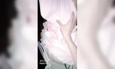 意淫自己妹妹-校园内石凳上，抱着被保安看见的风险疯狂与妹妹做爱